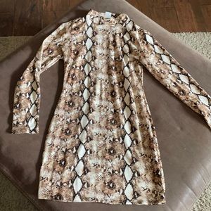 Cute mini turtle neck dress size large stretchy one time used snake print